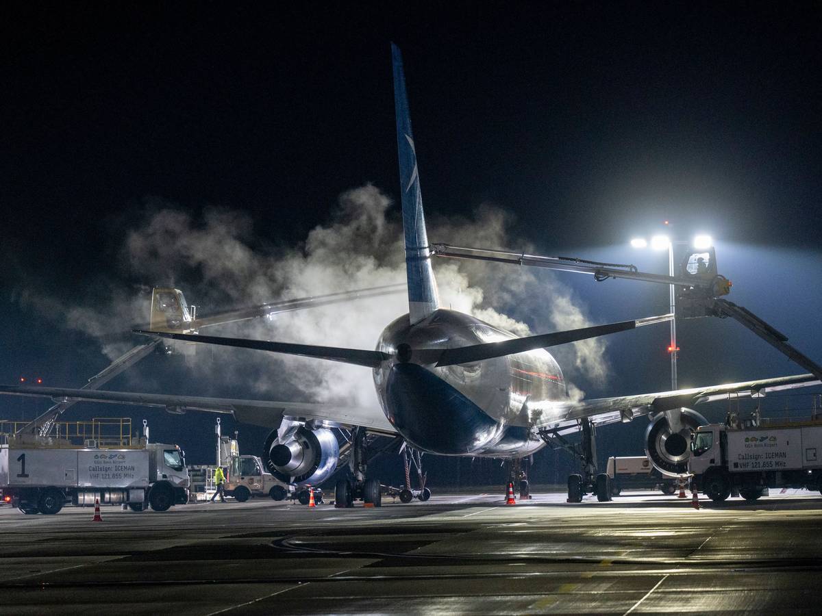 Ein Flugzeug wird am Flughafen Köln/Bonn enteist (Archivfoto)