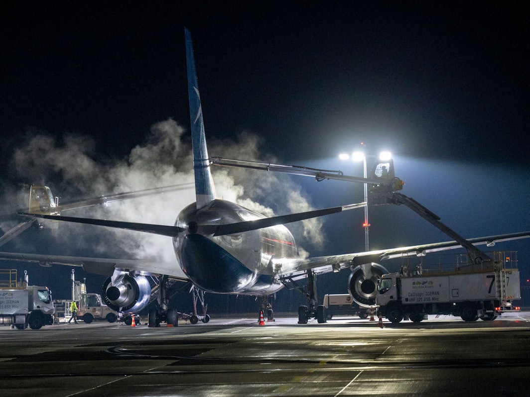 Ein Flugzeug wird am Flughafen Köln/Bonn enteist (Archivfoto)