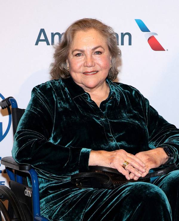 Kathleen Turner sitzt bei der Gala in New York im Rollstuhl.