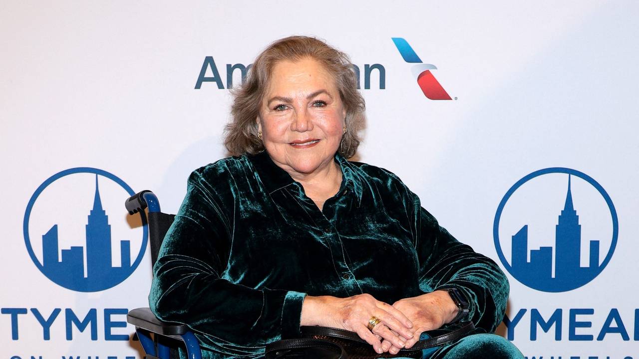Kathleen Turner sitzt bei der Gala in New York im Rollstuhl.