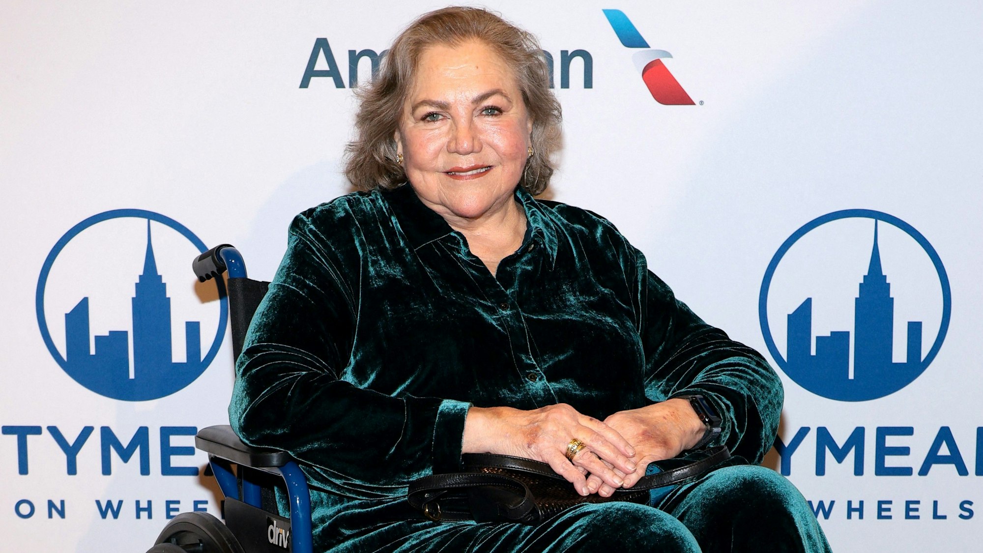 Kathleen Turner sitzt bei der Gala in New York im Rollstuhl.
