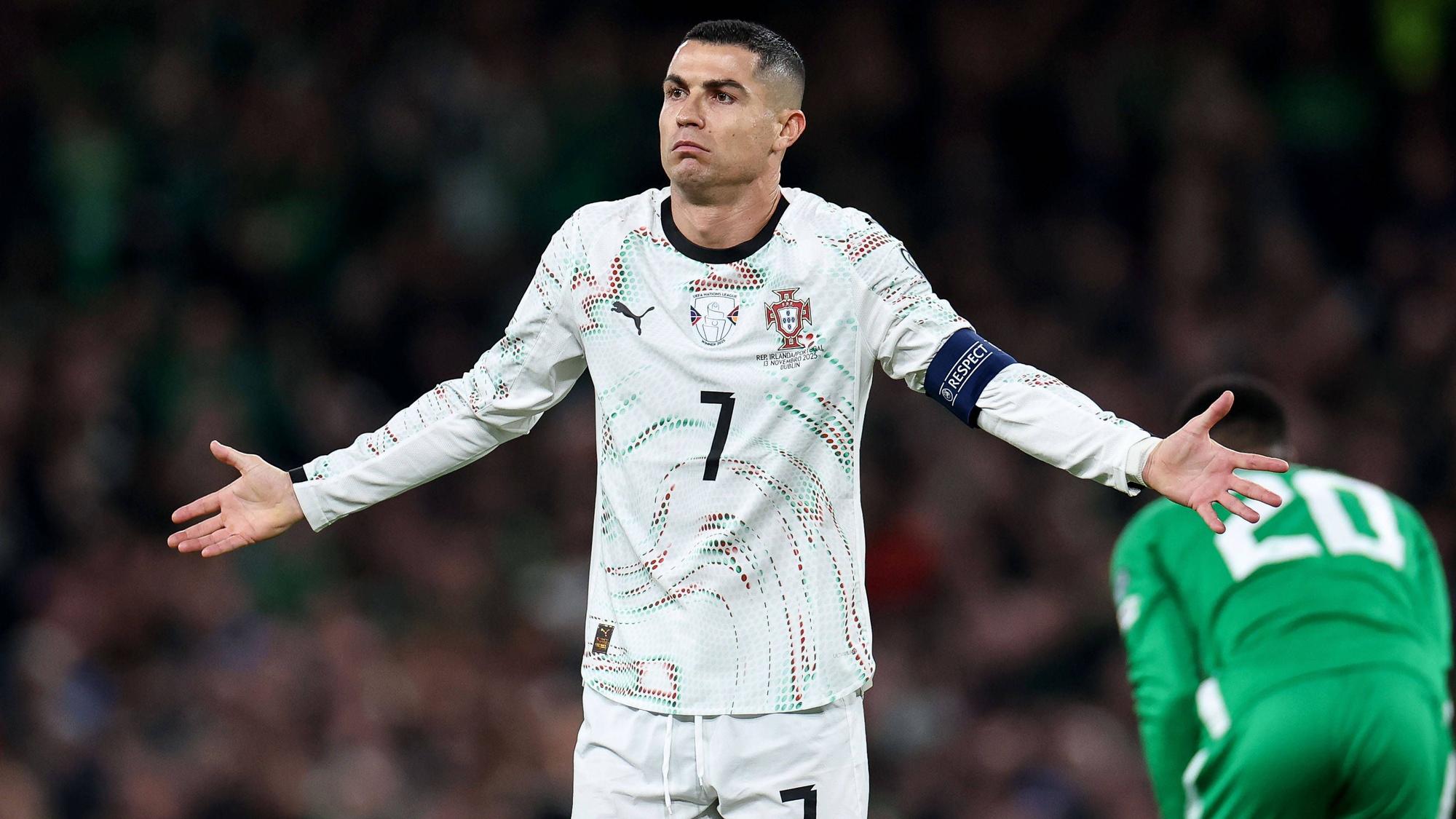 Cristiano Ronaldo gestikuliert.