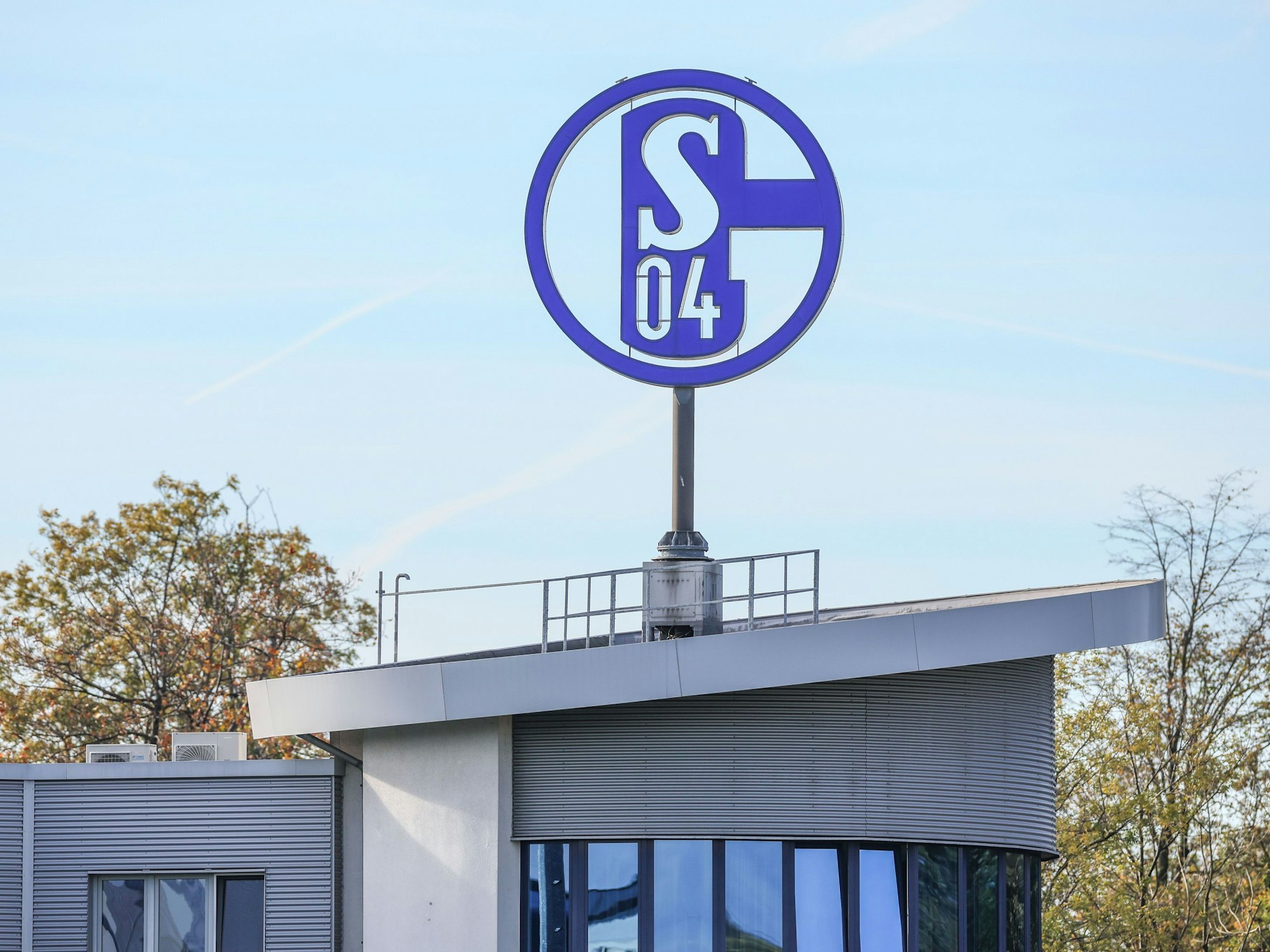 Das Logo des FC Schalke 04 auf der Geschäftsstelle in Gelsenkirchen.