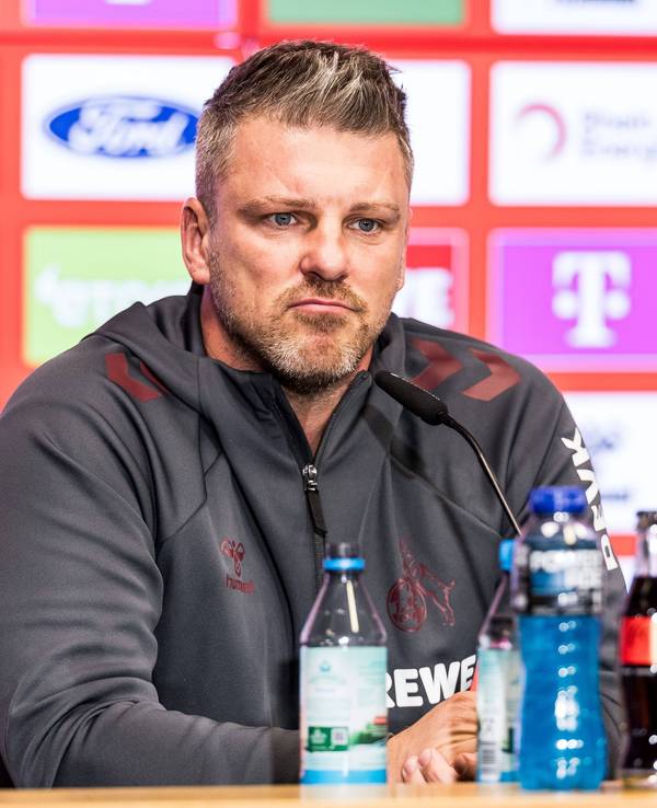 Lukas Kwasniok sitzt bei einer Pressekonferenz des 1. FC Köln.