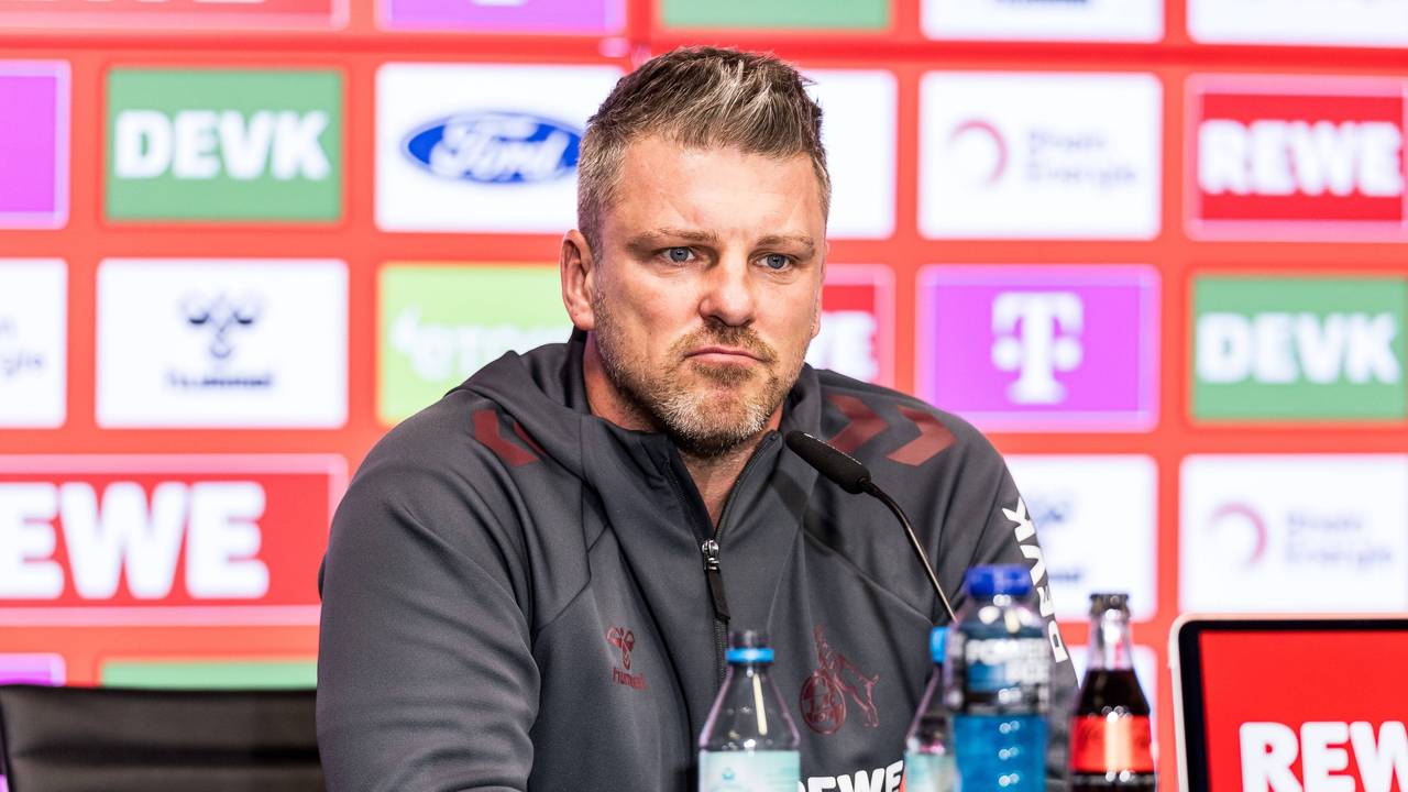 Lukas Kwasniok sitzt bei einer Pressekonferenz des 1. FC Köln.