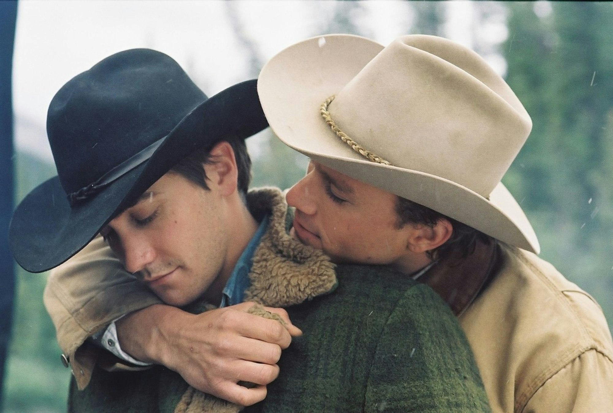 Küss mich, Cowboy! Jake Gyllenhaal (links) und Heath Ledger spielen in Ang Lees Oscarerfolg „Brokeback Mountain“ zwei Cowboys, die sich lieben. (Bild: Tobis)