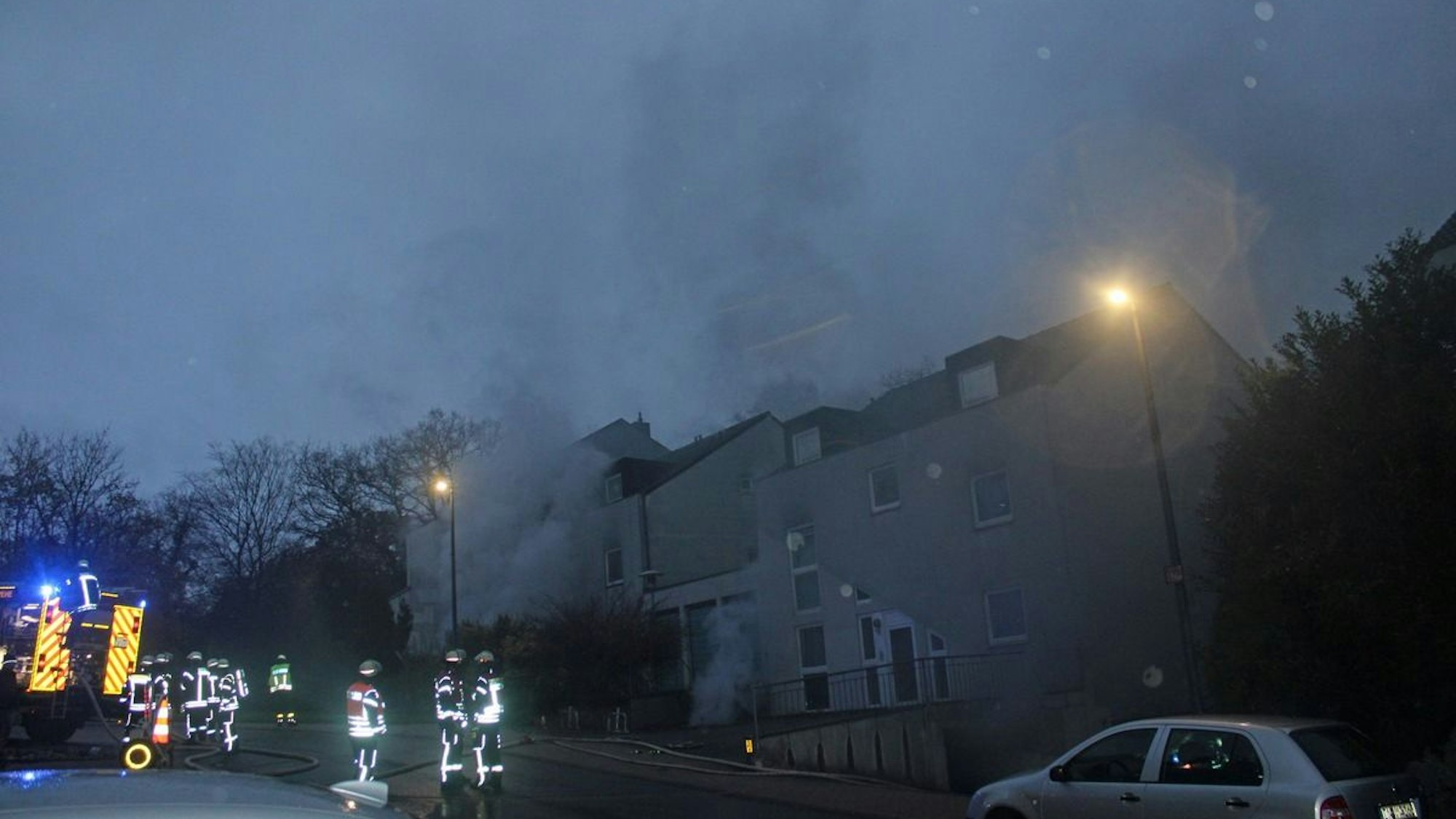 Feuerwehreinsatz nach Brand in einer Tiefgarage in Jüngersdorf.