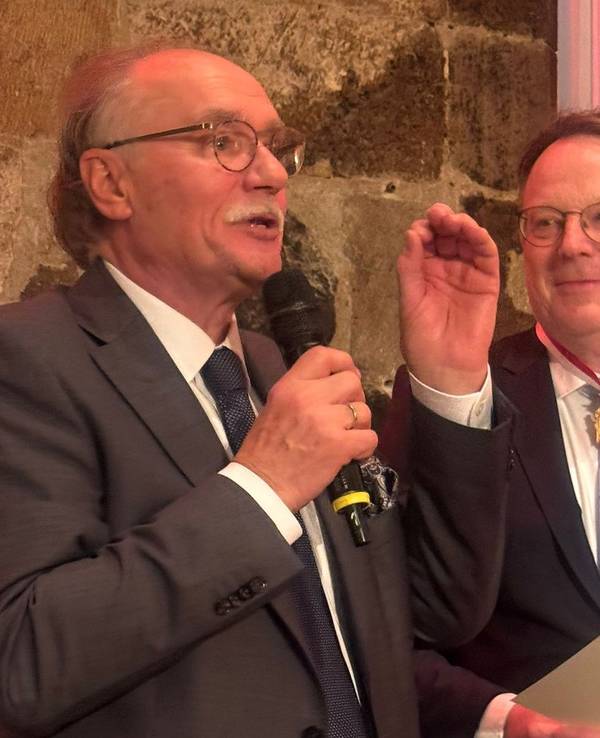 Bernhard Conin zeichnet Torsten Burmester aus.