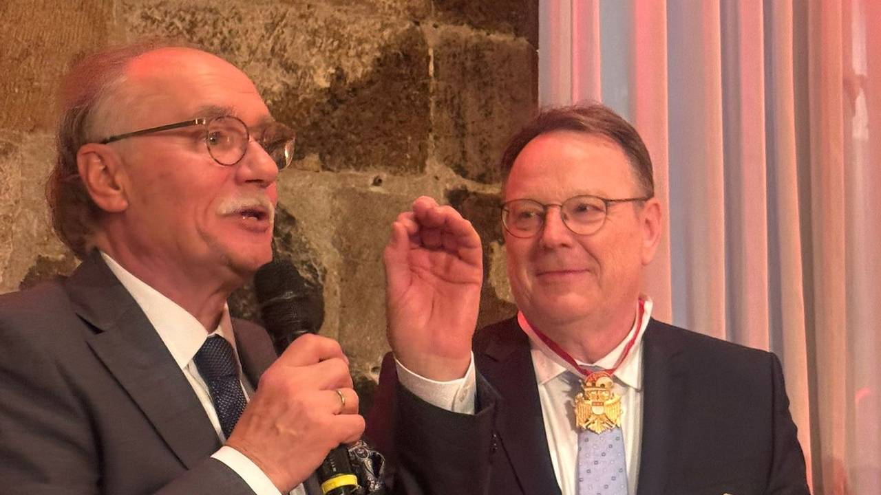Bernhard Conin zeichnet Torsten Burmester aus.