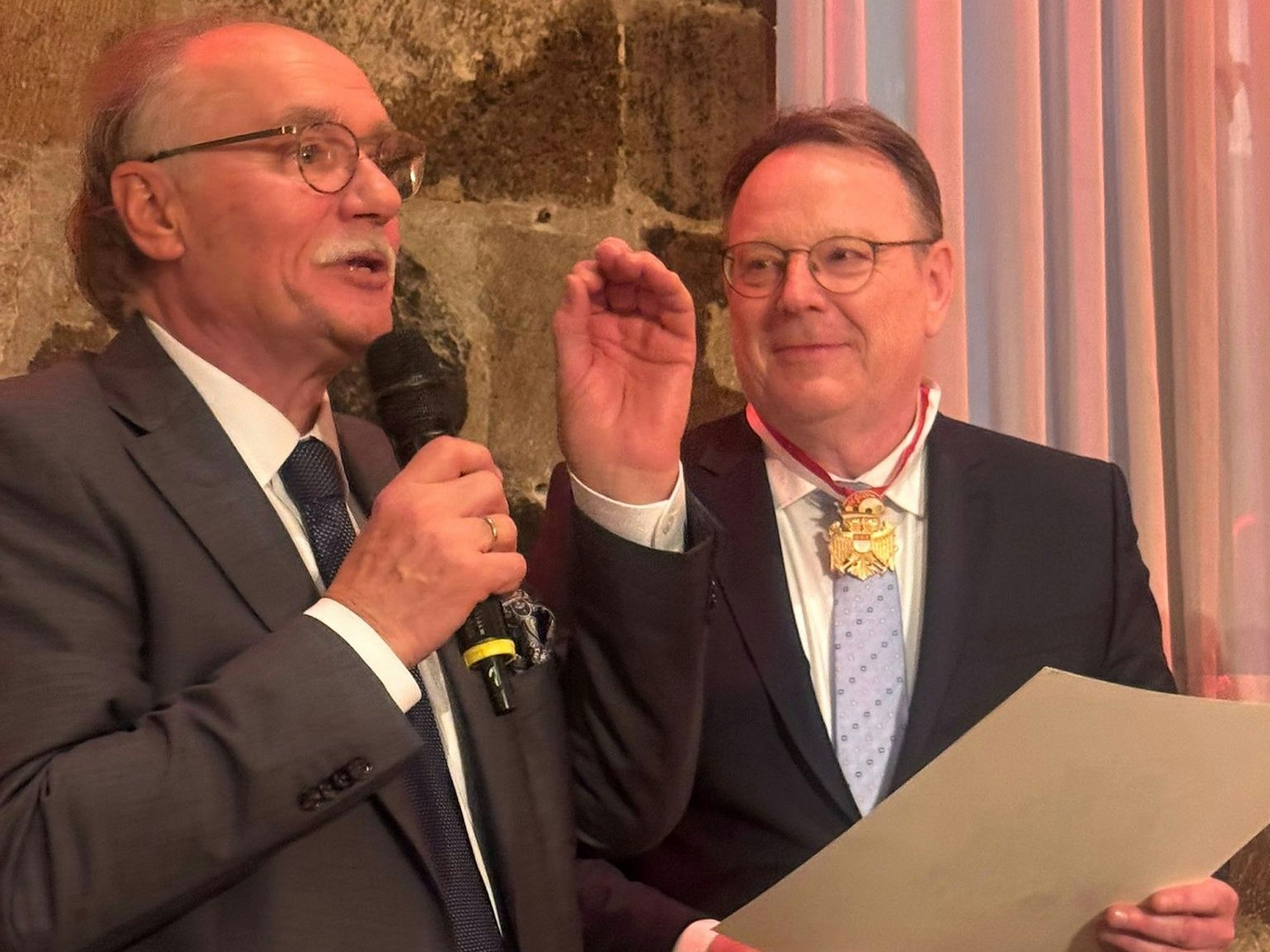 Bernhard Conin zeichnet Torsten Burmester aus.