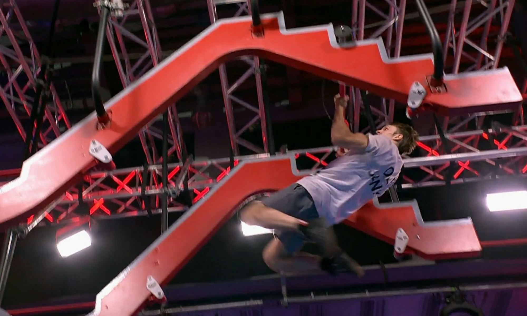 Ole Janek war, wie vier andere Top-Athleten, mit einem Safety-Pass ausgestattet. Sie konnten mit vollem Risiko auf Tempojagd gehen. Nur: Keiner buzzerte, alle schieden vorzeitig aus. (Bild: RTL)