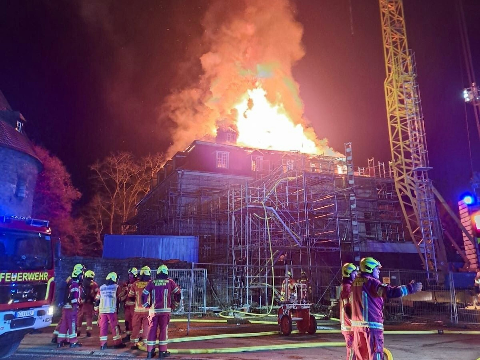 Zwei Feuerwehrmänner versuchen das Feuer im Schloss Hardenberg zu löschen.