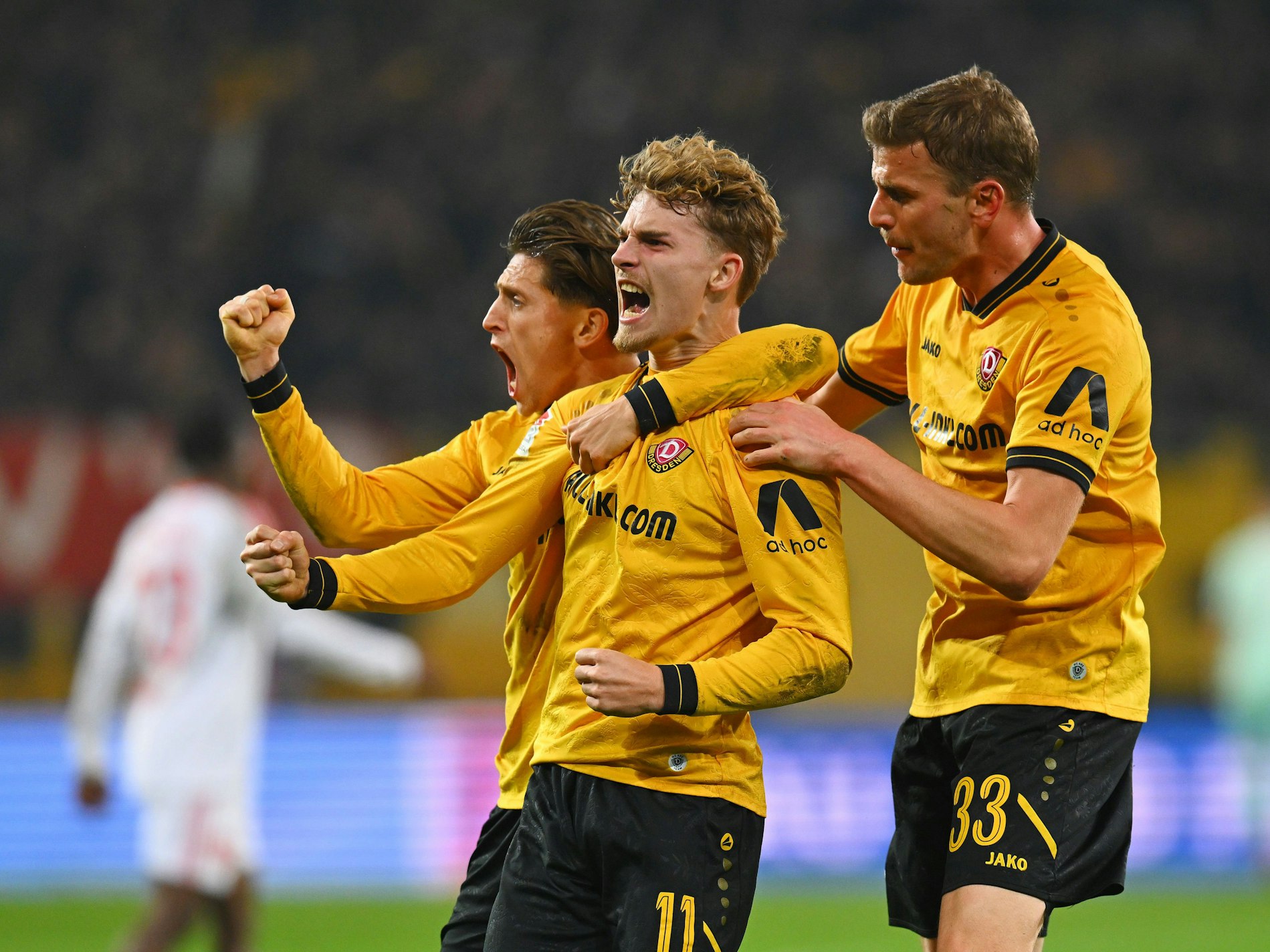 Dominik Kother (M.), Jan Hendrik Marx (l.) und Christoph Daferner jubeln gemeinsam nach einem Treffer.