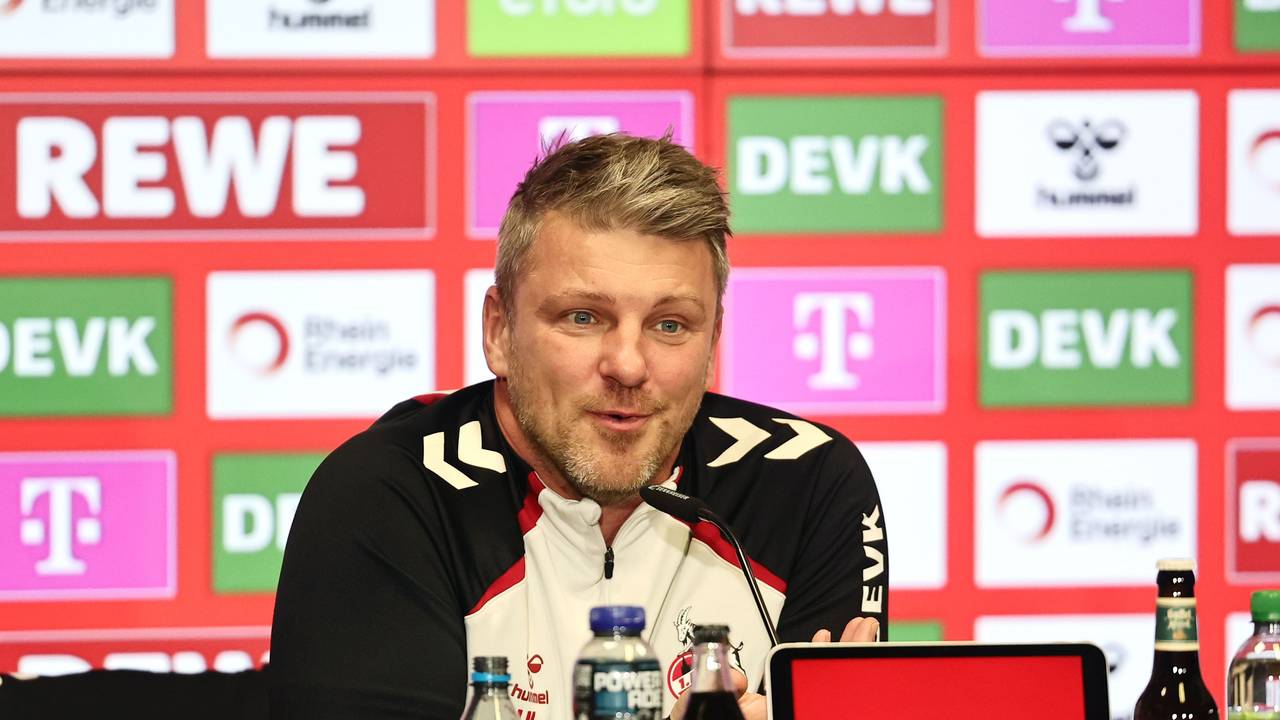 FC-Trainer Lukas Kwasniok grinst schelmisch auf einer Pressekonferenz.