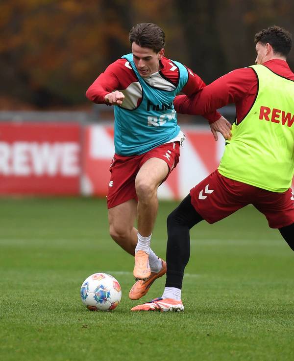 Jakub Kaminski im Training des 1. FC Köln am 20. November 2025 gegen Eric Martel (r.).