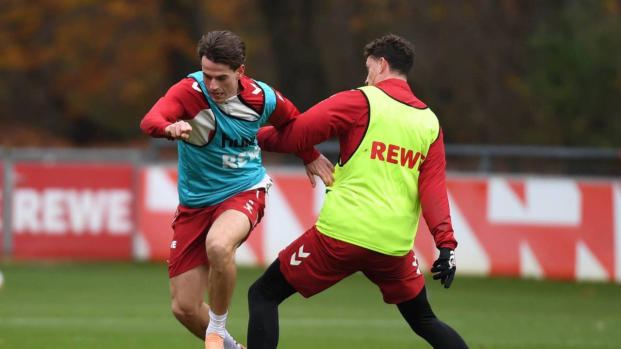 Jakub Kaminski im Training des 1. FC Köln am 20. November 2025 gegen Eric Martel (r.).