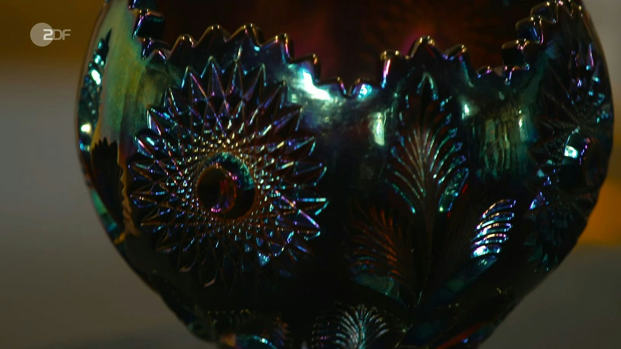 Berding bestätigte die Herkunft: „Es ist in Amerika für amerikanische Arbeiterfamilien gefertigt worden.“ Und zwar in der Zeit zwischen 1908 und 1912 in so großen Mengen, „dass es manchmal auch Backpulver-Glas genannt wird, weil es einfach verschenkt wurde zu Werbezwecken“. (Bild: ZDF)