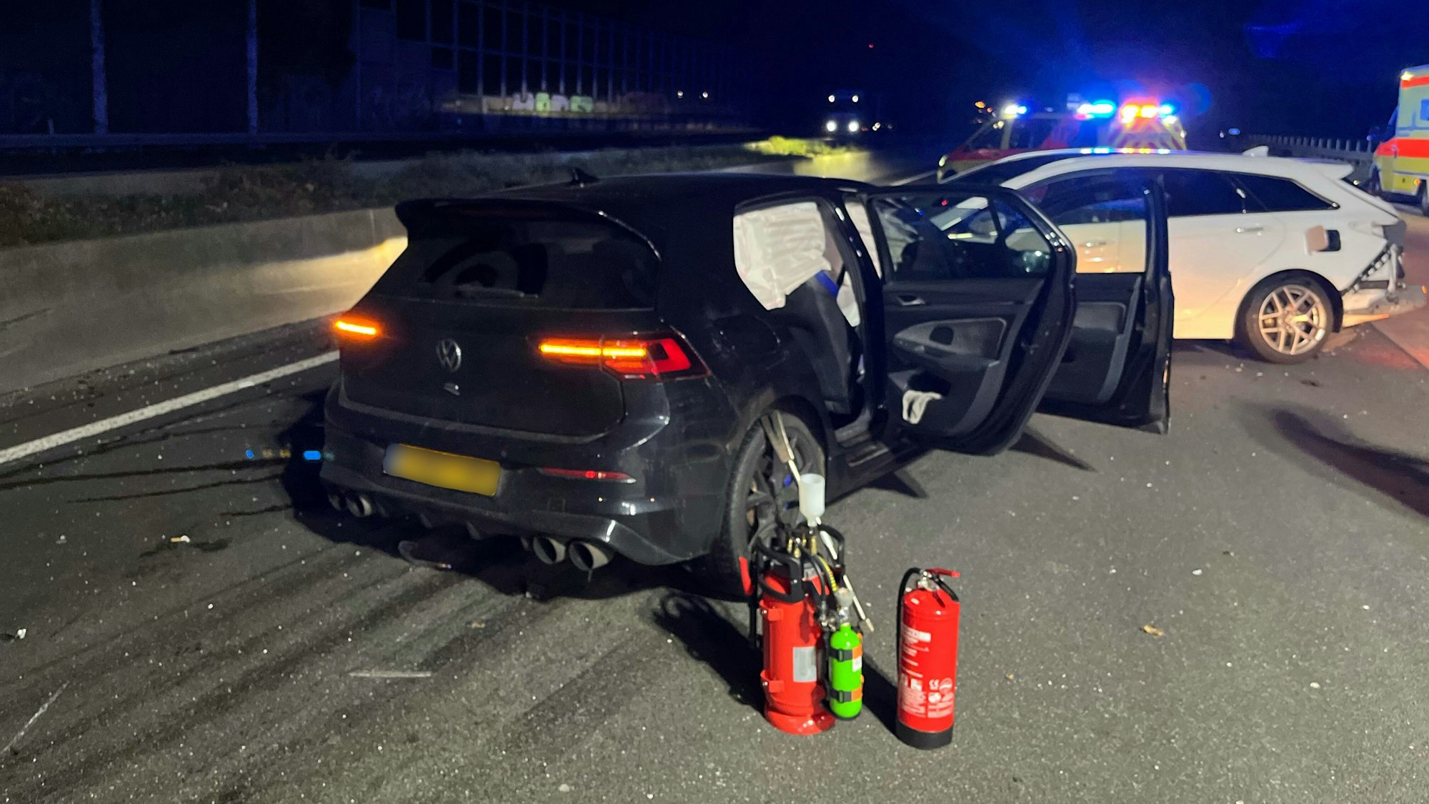 Zwei Unfallwagen stehen auf der A4. In einem verlassenen Unfallwagen haben Polizisten Sprengmittel und riesige Kanister, gefüllt mit Benzin entdeckt.