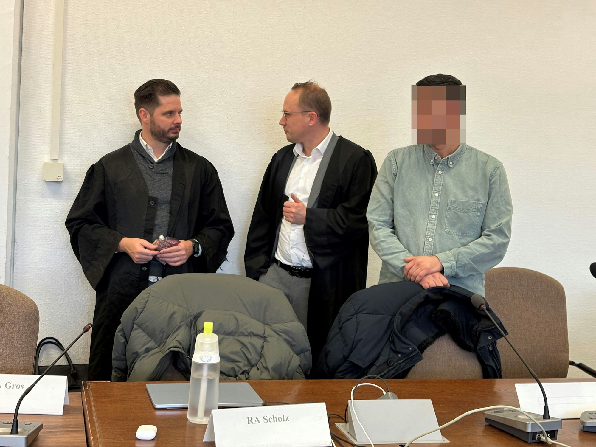 Einer der Angeklagten mit seinen Verteidigern Bernhard Scholz und Carsten Meyers beim Prozessauftakt im Landgericht.