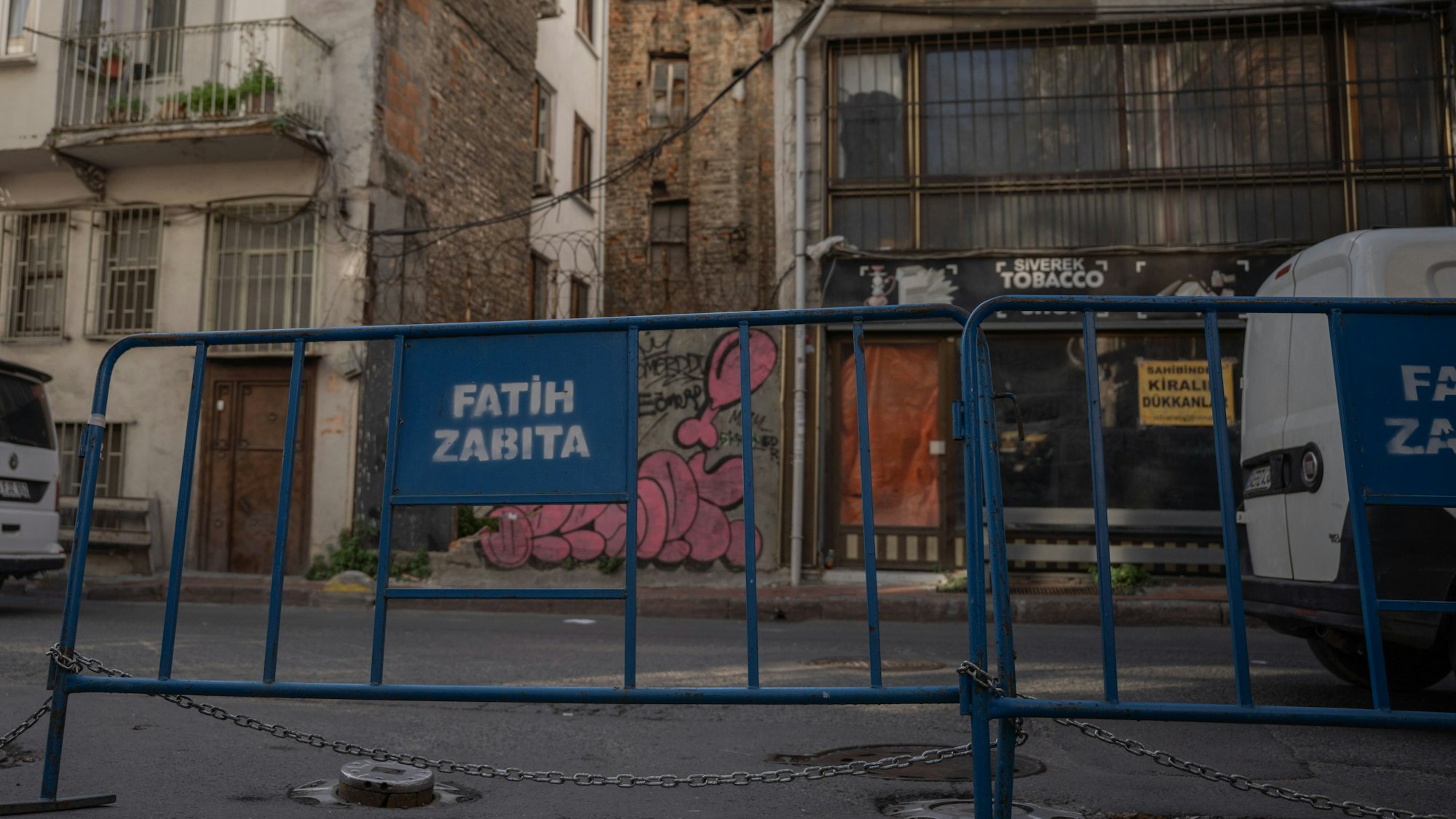 In der Nähe des Hotels im Stadtteil Fatih, in dem die drei ums Leben gekommenen deutschen Touristen gewohnt hatten, sind Absperrungen der türkischen Stadtpolizei zu sehen.
