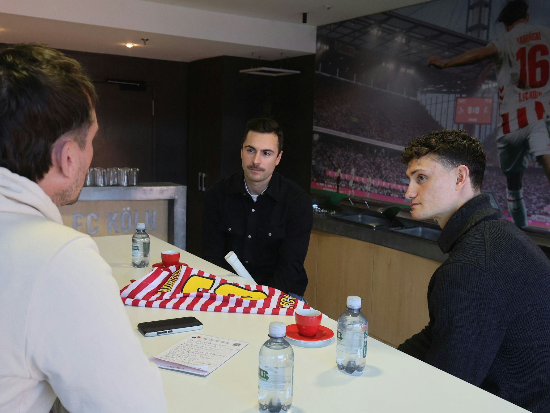 Maximilian Kammerer (Haie, Mitte) und Eric Martel (1. FC Köln) im Gespräch mit EXPRESS-Reporter Uwe Bödeker.
