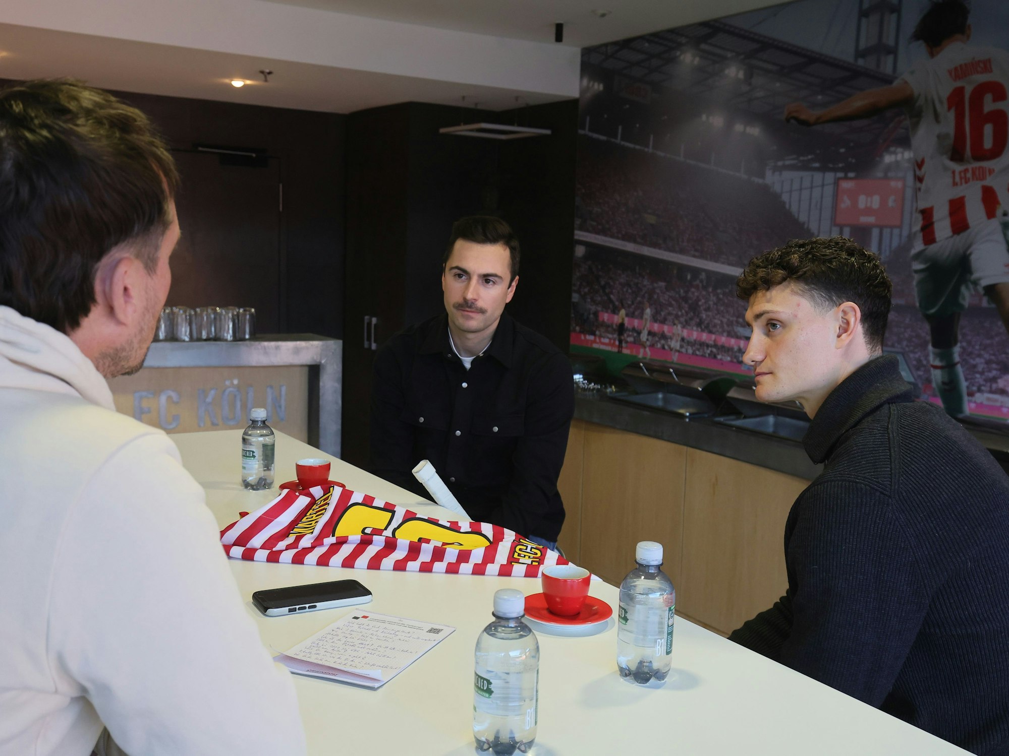 Maximilian Kammerer (Haie, Mitte) und Eric Martel (1. FC Köln) im Gespräch mit EXPRESS-Reporter Uwe Bödeker.