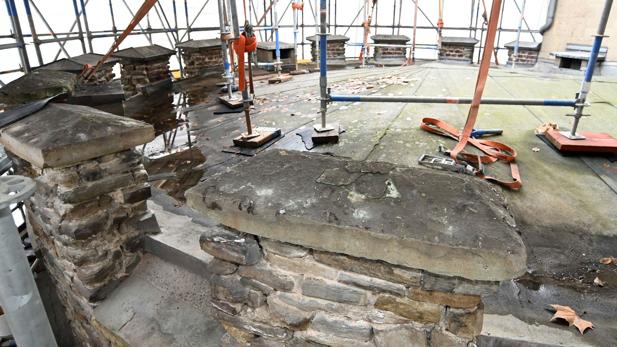 Der Turm ist ein Überbleibsel des Schutzwalls.