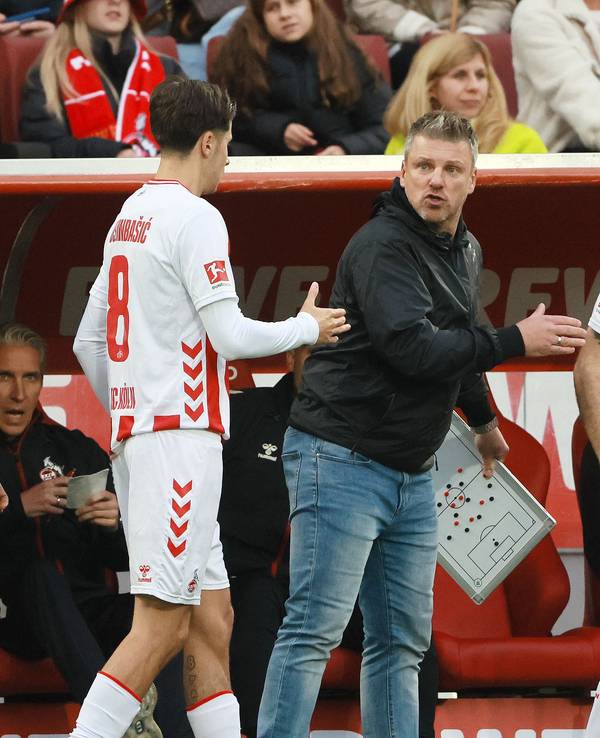 Lukas Kwasniok klatscht mit Florian Kainz und Denis Huseinbasic ab.