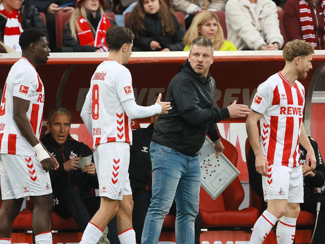 Lukas Kwasniok klatscht mit Florian Kainz und Denis Huseinbasic ab.