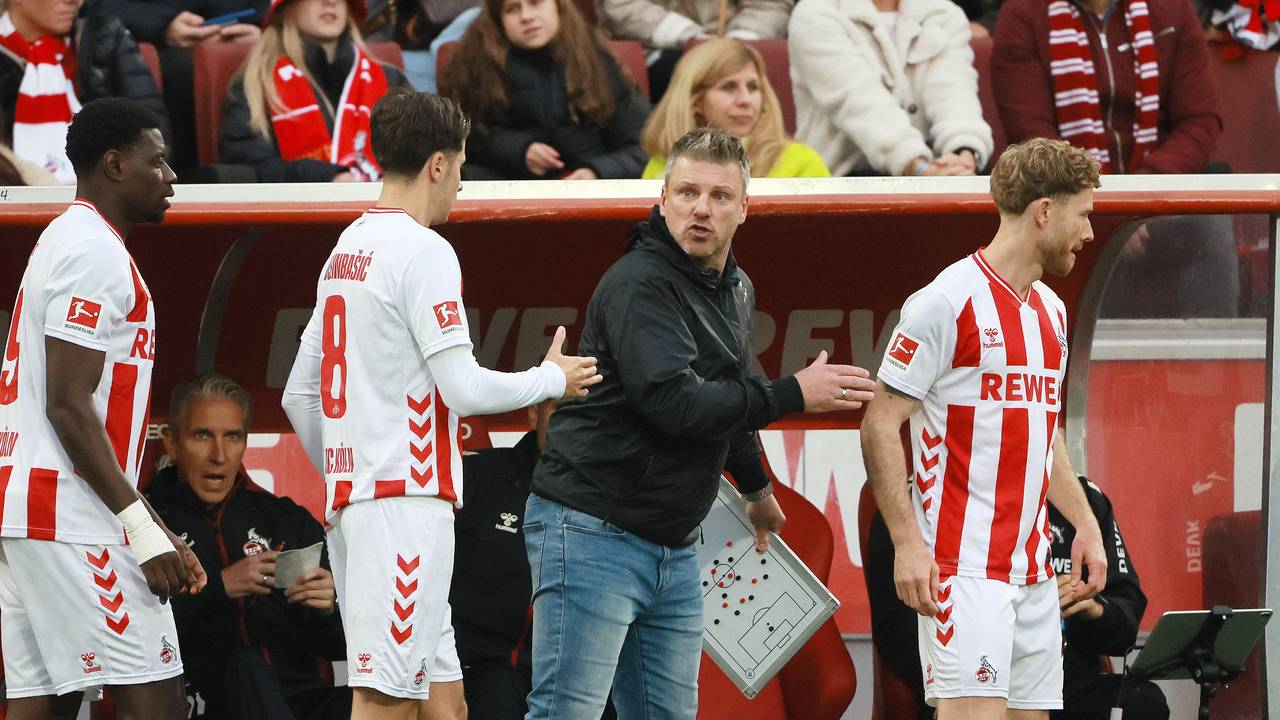 Lukas Kwasniok klatscht mit Florian Kainz und Denis Huseinbasic ab.