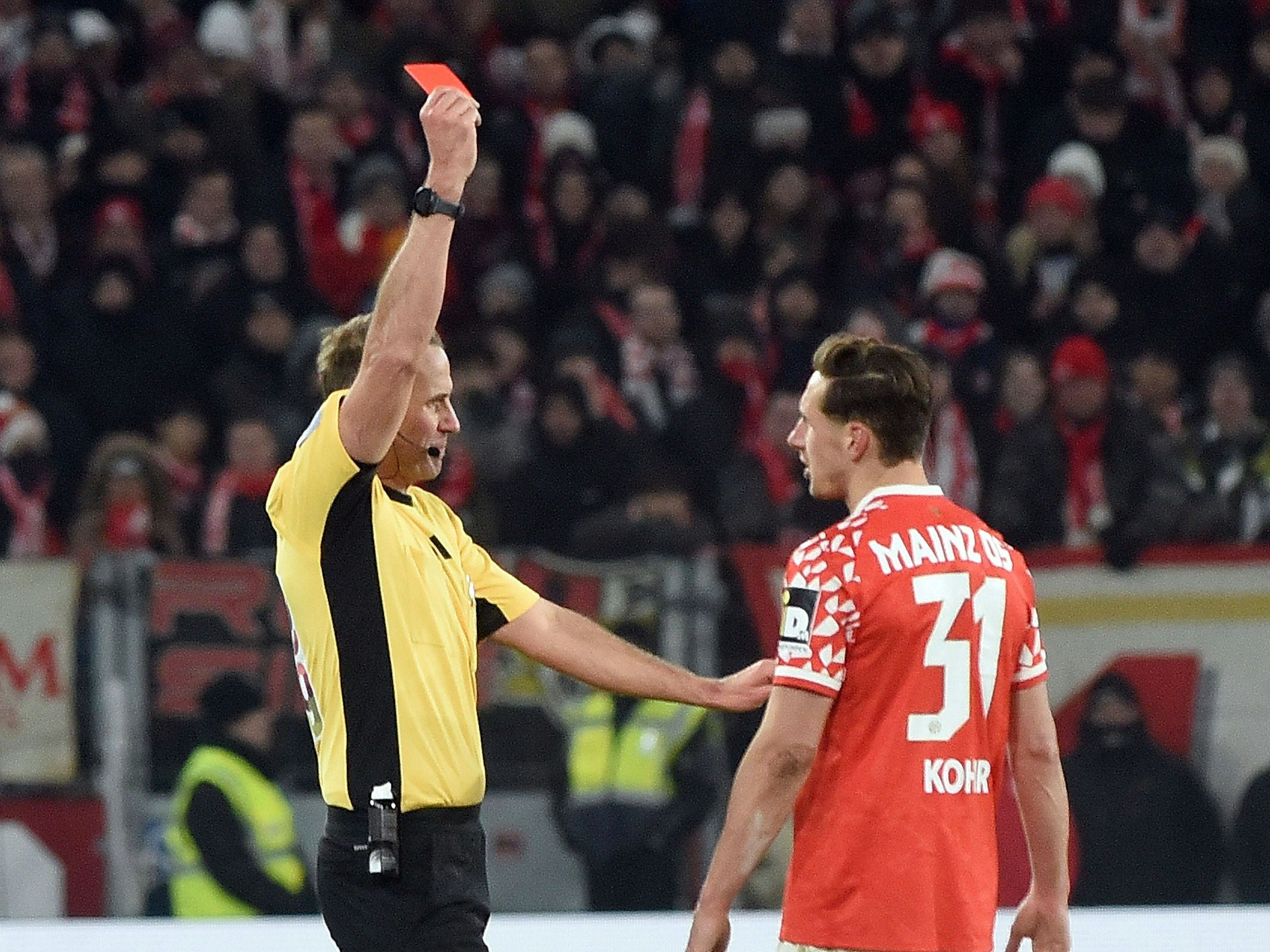 Schiedsrichter Sascha Stegemann zeigt Mainz-Profi Dominik Kohr die Rote Karte.