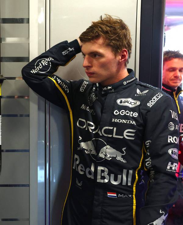 Max Verstappen unterhält sich in der Garage.
