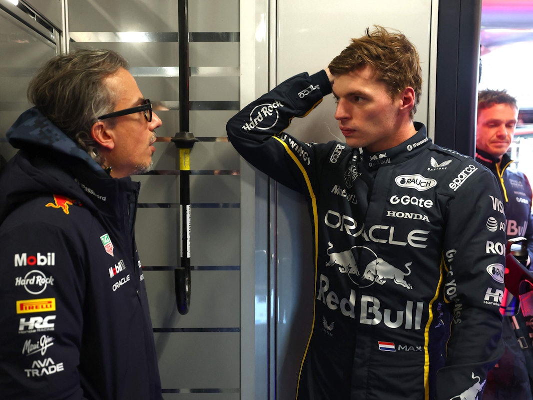 Max Verstappen unterhält sich in der Garage.