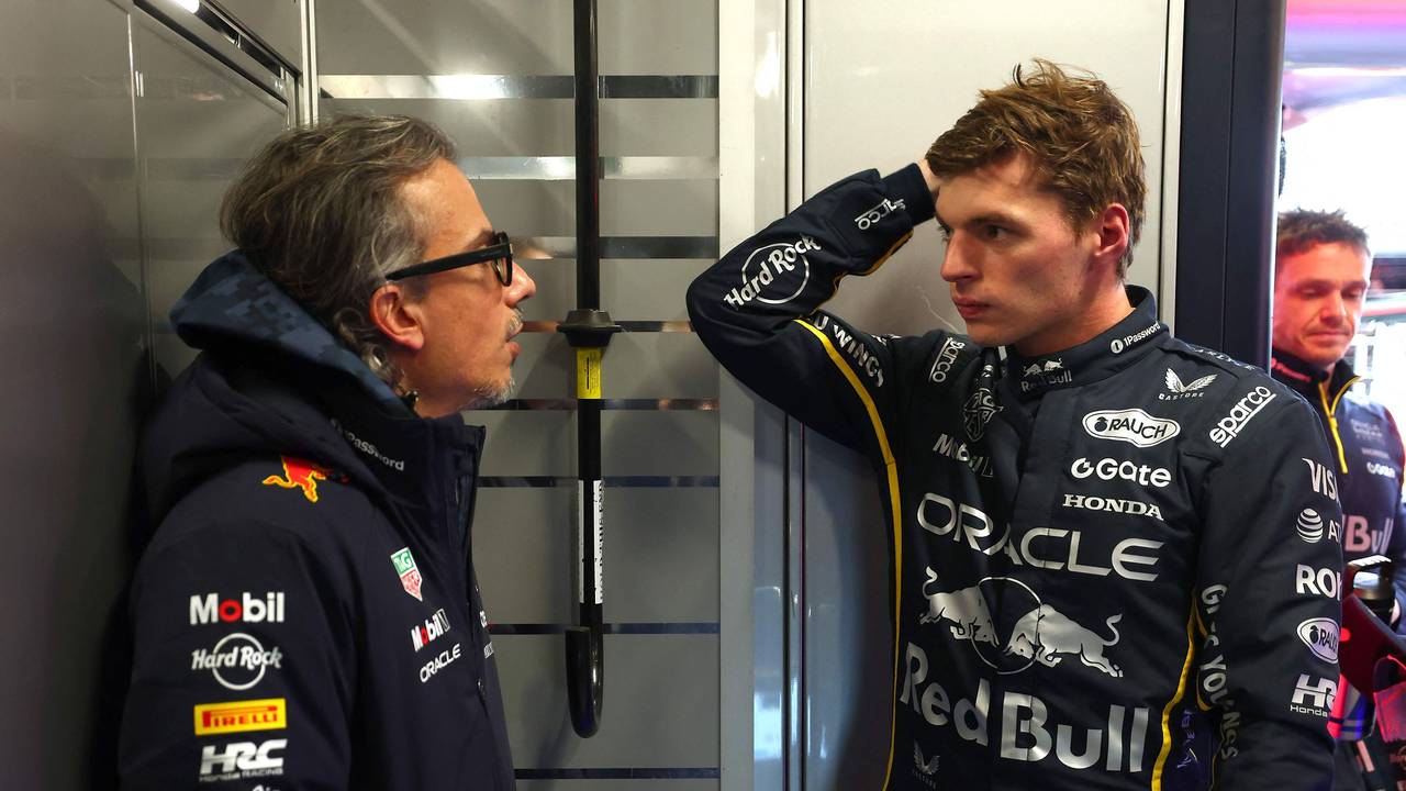 Max Verstappen unterhält sich in der Garage.