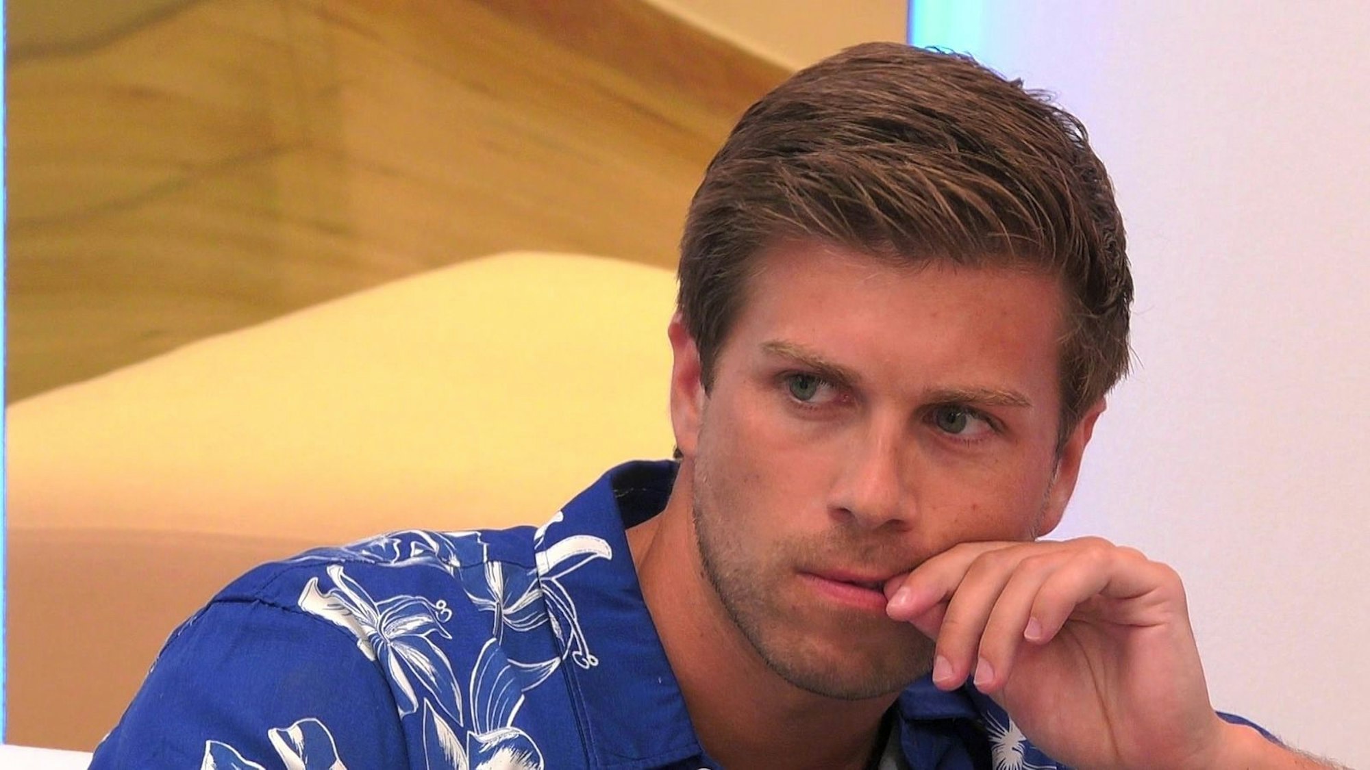 Josh glaubt nicht, was die anderen sagen. (Bild: RTLZWEI)