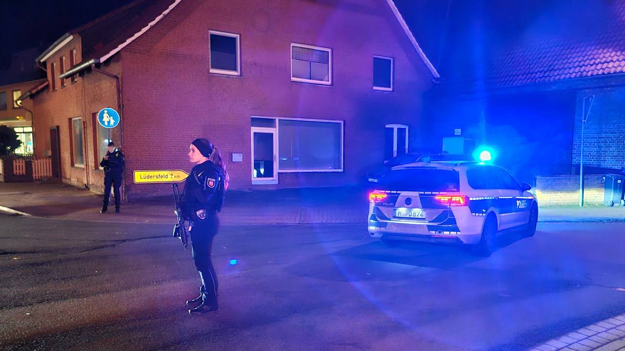 Eine Polizistin sichert neben einem Polizeifahrzeug eine Kreuzung. In der Gemeinde westlich von Hannover seien Schüsse gefallen, verletzt worden sei niemand, teilte eine Polizeisprecherin mit.