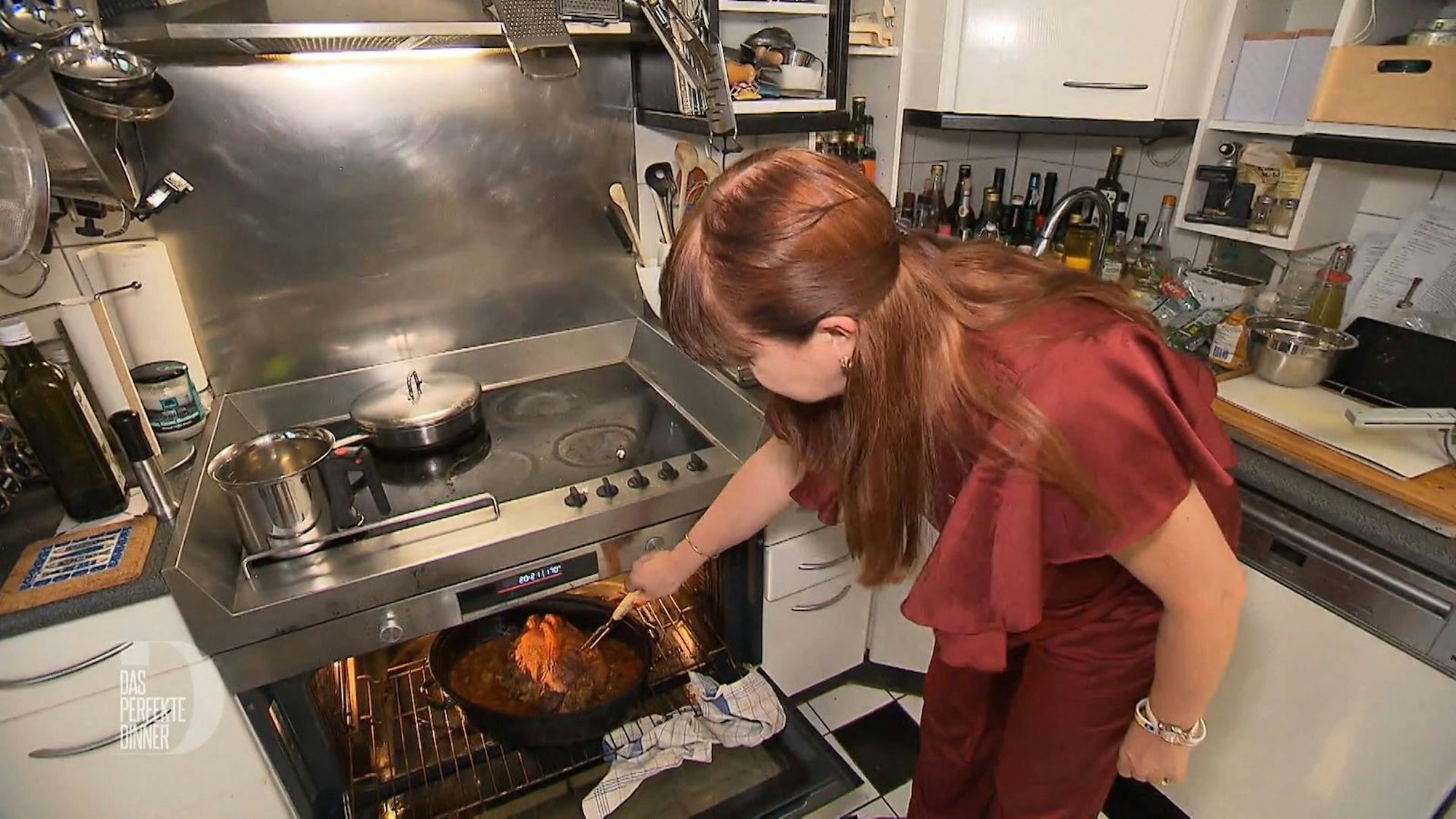 Der Braten scheint perfekt zu sein, denkt Carola zumindest vor dem Anschneiden.
(Bild: RTL)