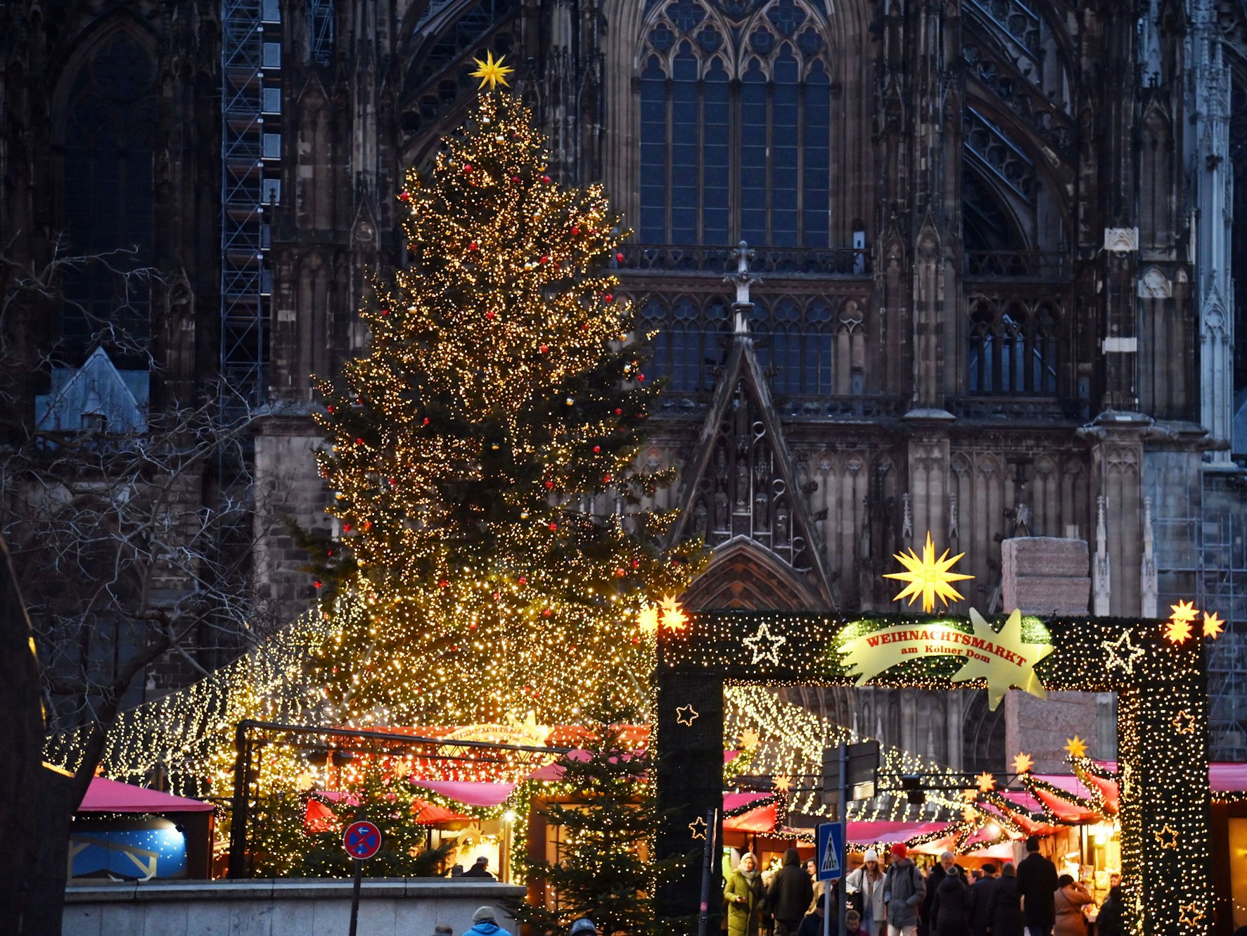 Der Weihnachtsmarkt am Kölner Dom ist laut einem neuen Ranking der beliebteste in Deutschland.