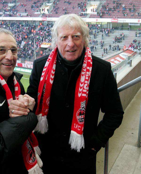 Die Köln-Legenden Frank Ordenewitz und Erich Rutemöller (r.) stehen im Rhein-Energie-Stadion.