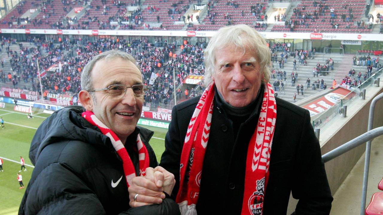 Die Köln-Legenden Frank Ordenewitz und Erich Rutemöller (r.) stehen im Rhein-Energie-Stadion.