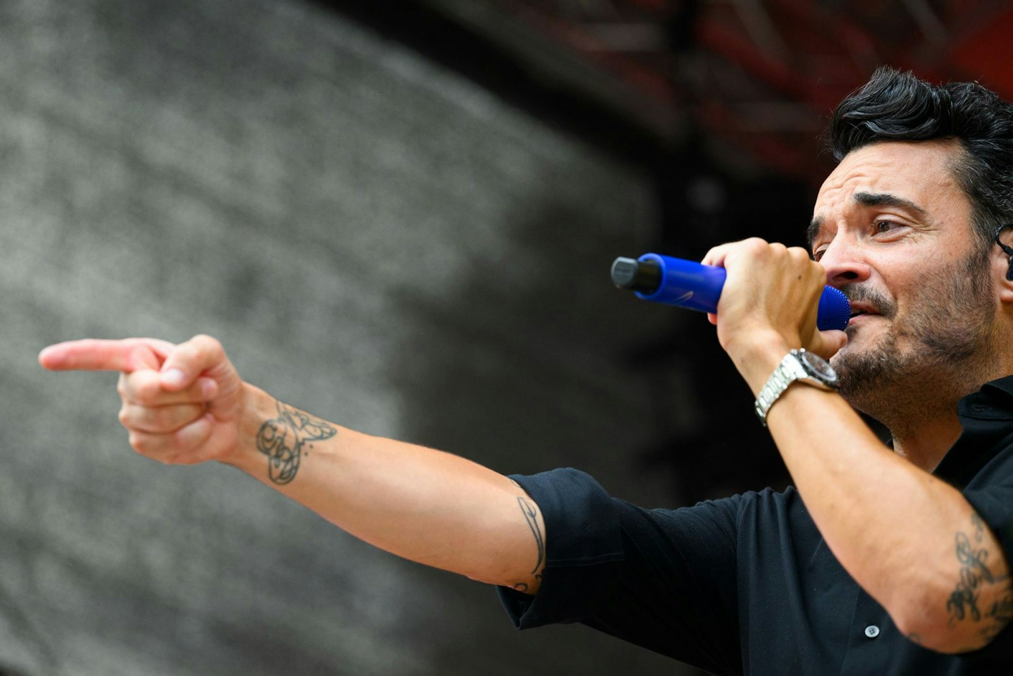 Giovanni Zarrella kam 1978 als Kind italienischer Eltern in Baden-Württemberg zur Welt. „Ich hatte das Glück, in ein Elternhaus voller Liebe geboren zu werden. Voller großartiger Werte, voller Zuversicht“, schwärmt der Entertainer. (Bild: 2025 Getty Images/Gregor Fischer)