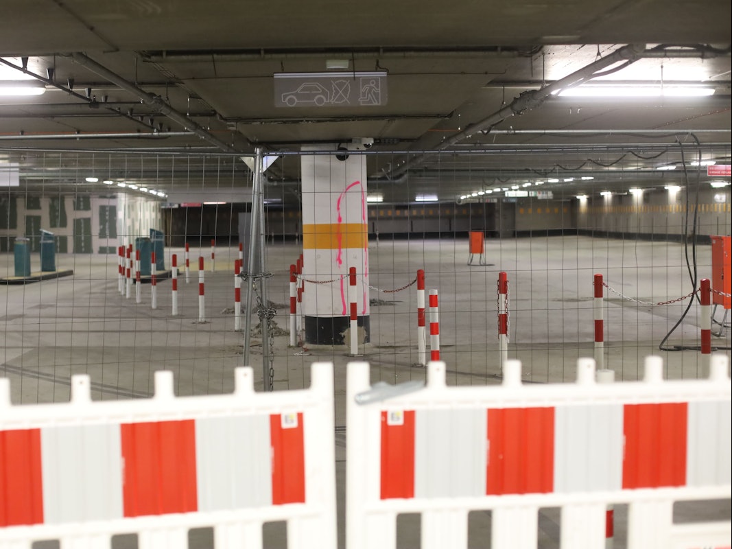 Eine Tiefgarage ist mit Zäunen abgesperrt.