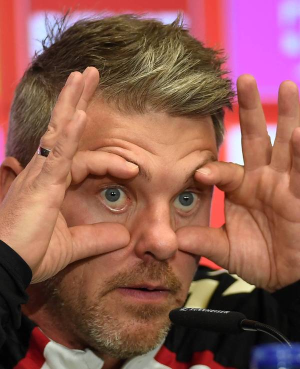 Köln-Trainer Lukas Kwasniok zeigte bei der Pressekonferenz am 20. November 2025, wie die Augen von Said El Mala aufgehen, wenn er den Ball sieht.