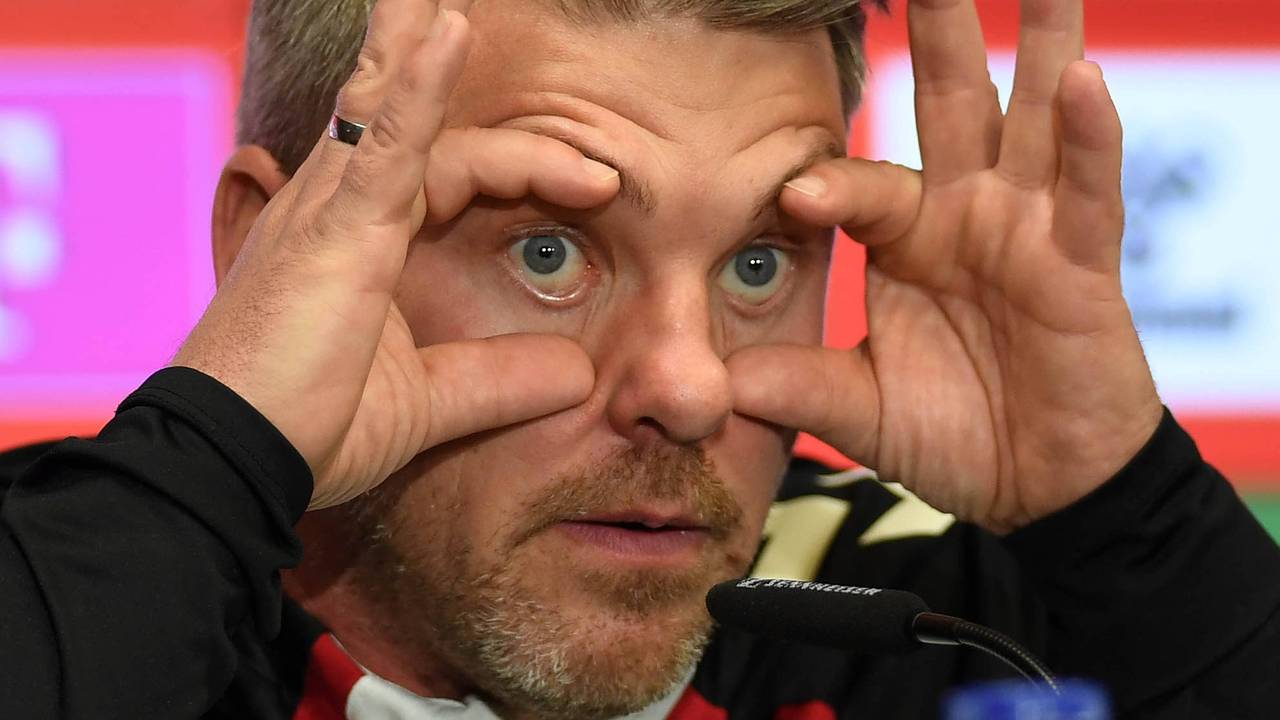 Köln-Trainer Lukas Kwasniok zeigte bei der Pressekonferenz am 20. November 2025, wie die Augen von Said El Mala aufgehen, wenn er den Ball sieht.