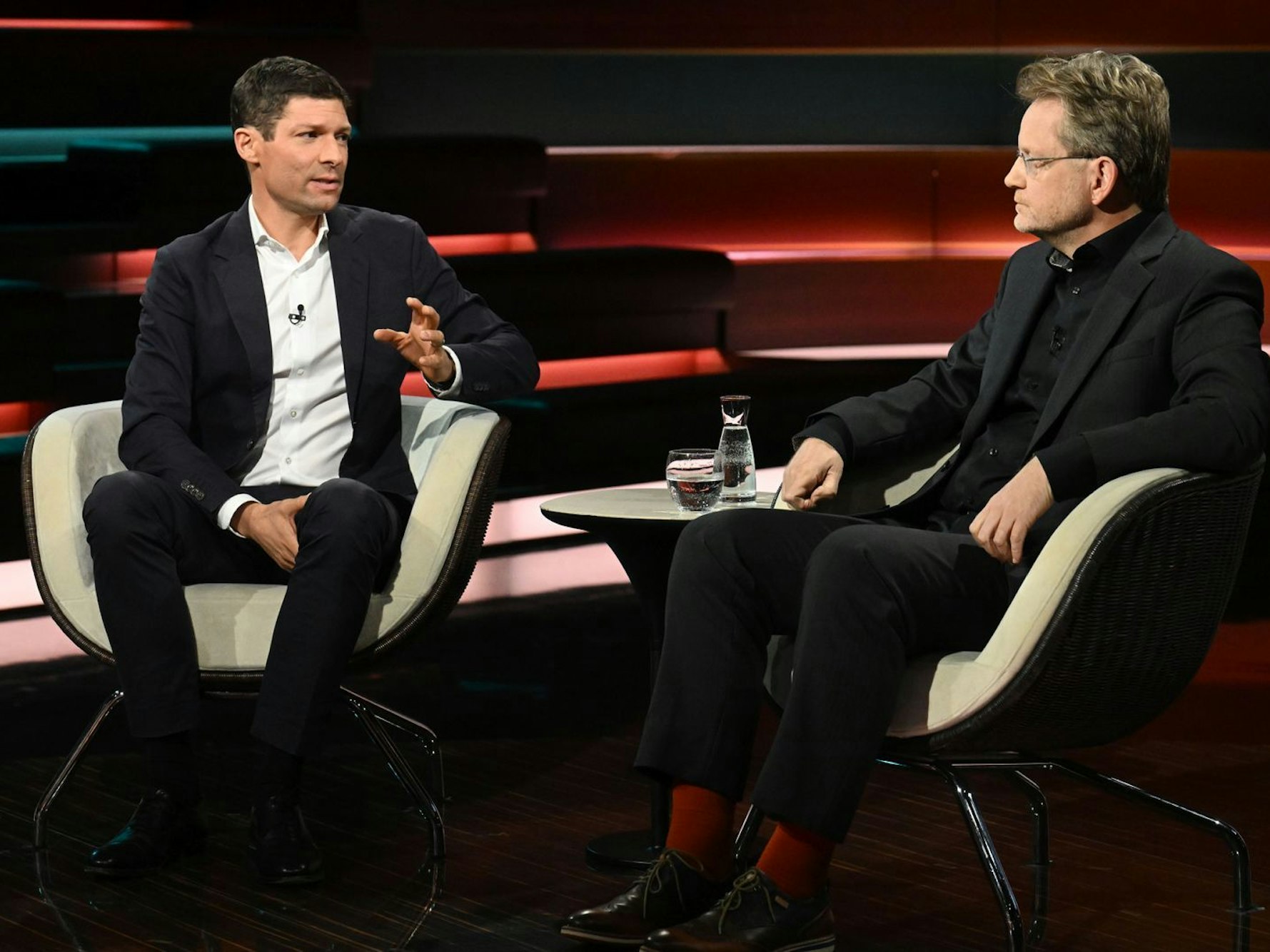 Journalist Ronen Steinke (links, mit Kai Ambos) erklärte am Donnerstagabend, dass er sich Sorgen in Bezug auf die heutige Welt mache. (Bild: ZDF / Cornelia Lehmann)