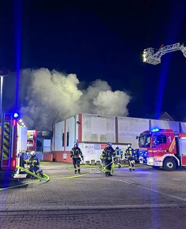 Ein Brand in einem Möbellager hält seit den frühen Morgenstunden in Spröckhövel rund 100 Einsatzkräfte von Feuerwehr, Rettungsdienst, Polizei und Ordnungsamt in Atem.