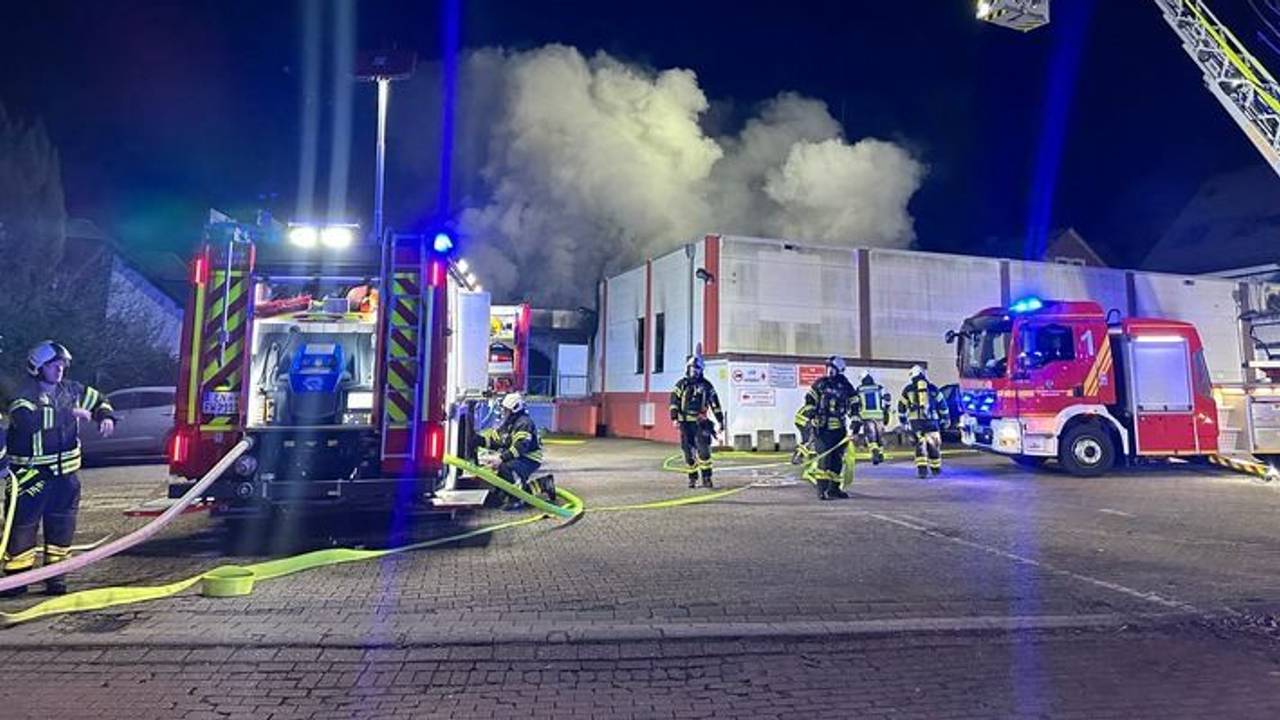 Ein Brand in einem Möbellager hält seit den frühen Morgenstunden in Spröckhövel rund 100 Einsatzkräfte von Feuerwehr, Rettungsdienst, Polizei und Ordnungsamt in Atem.