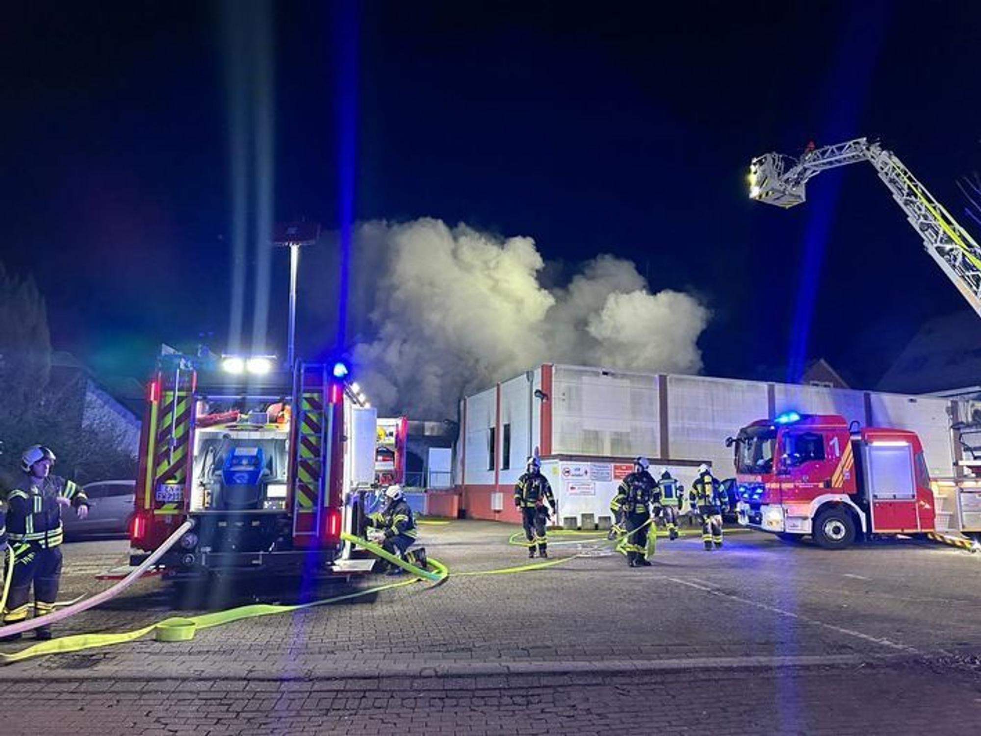 Ein Brand in einem Möbellager hält seit den frühen Morgenstunden in Spröckhövel rund 100 Einsatzkräfte von Feuerwehr, Rettungsdienst, Polizei und Ordnungsamt in Atem.