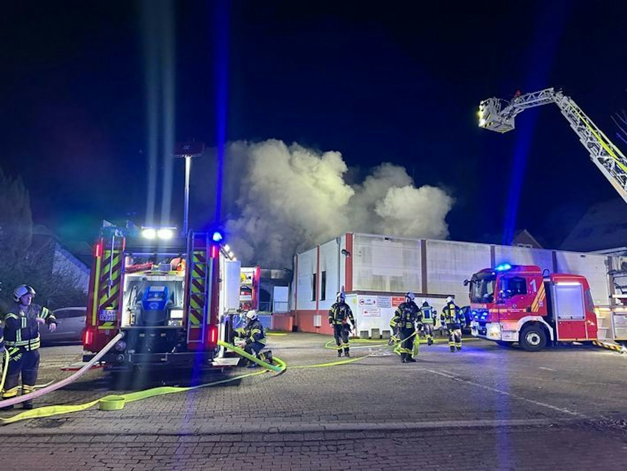Ein Brand in einem Möbellager hält seit den frühen Morgenstunden in Spröckhövel rund 100 Einsatzkräfte von Feuerwehr, Rettungsdienst, Polizei und Ordnungsamt in Atem.