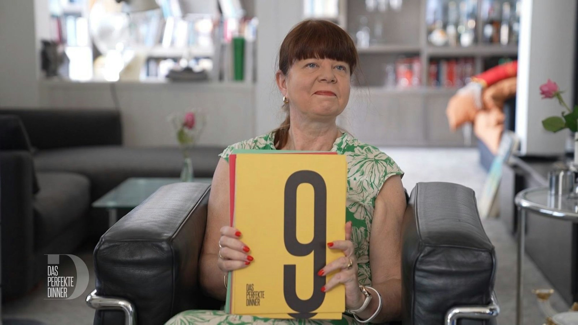 Für Carola beginnt ihr Dinner-Tag mit der Verkostung und Bewertung von Volkers Menü.
(Bild: RTL)